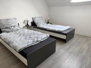 two beds sitting next to each other in a room at Reden in Illingen