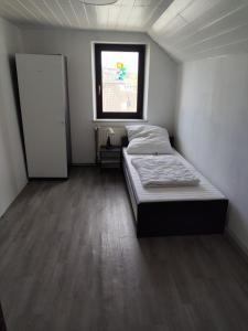 a room with two beds in it with a window at Reden in Illingen