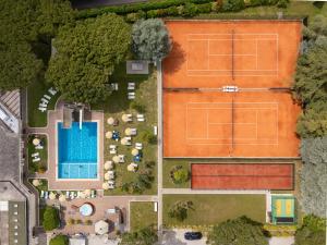an overhead view of an orange tennis court with a court at Hotel Apollo Terme in Montegrotto Terme