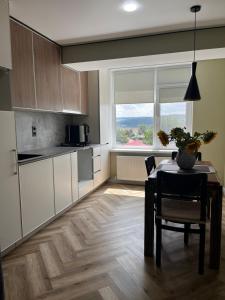 a kitchen with a table and a dining room at Modern Olive Home in Căuşeni
