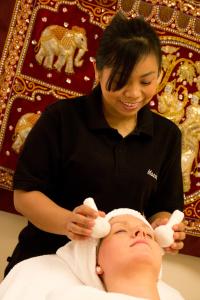 a woman is blow drying a mans head at Ringhotel Niedersachsen in Höxter