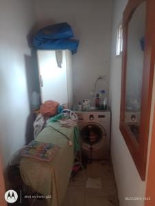 a room with a bed and a washing machine at Marcelo Rivero in Catriel