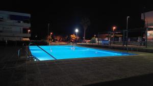 an empty swimming pool at night at Entre Aguas in L'Eucaliptus