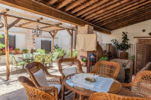 an outdoor patio with a table and chairs at Casa Rural El Baluarte - Grupos in Caudilla