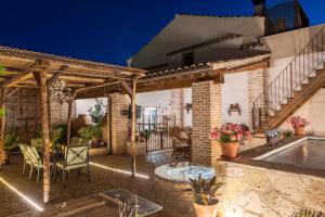 an outdoor patio with a table and chairs at Casa Rural El Baluarte - Grupos in Caudilla