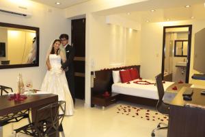a bride and groom standing in a hotel room at Business Class Prims Hotel in Jaén