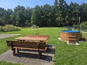 a picnic table and a tub in a park at Wilkowiana in Wilkowice