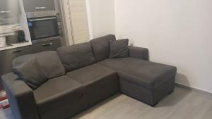 a brown couch sitting in a living room at Appartamento perla in Rome