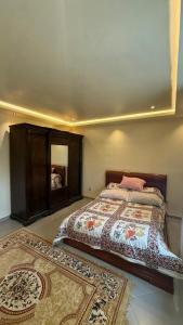 a bedroom with a bed and a mirror on the wall at Rèsidance Mimosa in Bejaïa
