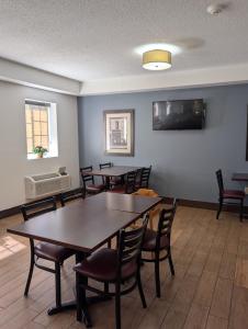 a waiting room with tables and chairs and a radiator at Jonestown Inn in Jonestown