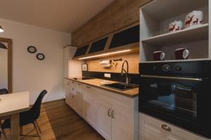 Kuchnia lub aneks kuchenny w obiekcie Luxury Chalet Mallnitz
