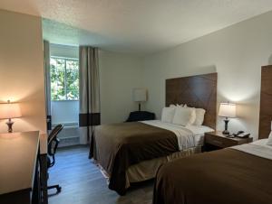 a hotel room with two beds and a window at Jonestown Inn in Jonestown +16 photos