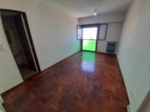 an empty room with a wooden floor and a window at Funcional Lamadrid 62 in Bahía Blanca
