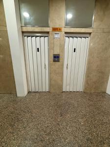 a row of doors in a room with tile floors at Funcional Lamadrid 62 in Bahía Blanca
