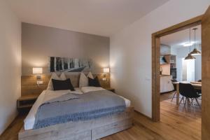 Łóżko lub łóżka w pokoju w obiekcie Luxury Chalet Mallnitz