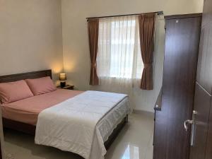 a small bedroom with a bed and a window at Cevichería Mi Homes 1 in Chosica