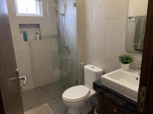 a bathroom with a toilet and a shower and a sink at Cevichería Mi Homes 1 in Chosica