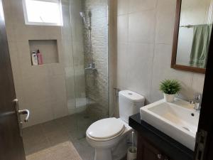 a bathroom with a toilet and a shower and a sink at Cevichería Mi Homes 1 in Chosica