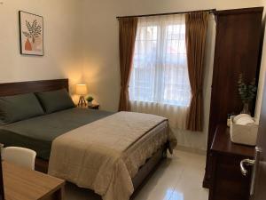 a bedroom with a bed and a window at Cevichería Mi Homes 1 in Chosica