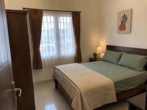 a bedroom with a bed and a window at Cevichería Mi Homes 1 in Chosica