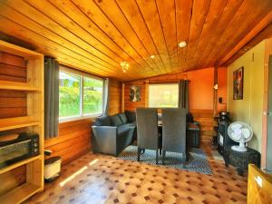 a living room with a table and chairs in a house at Beau in Houschthauser