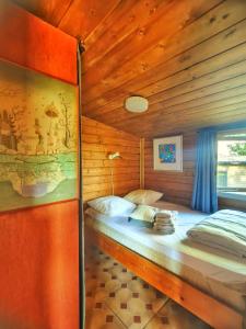 a bedroom with a bed in a wooden cabin at Beau in Houschthauser +10 photos