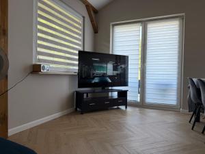 un soggiorno con una TV a schermo piatto su un tavolo di Chill and Grill - Modlin Airport Apartamenty na wynajem a Wola Smolana