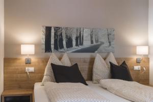 Łóżko lub łóżka w pokoju w obiekcie Luxury Chalet Mallnitz