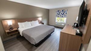 a hotel room with a bed and a television at Quality Inn Texarkana Arkansas in Texarkana +6 photos