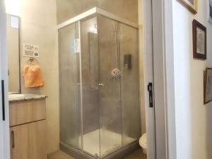 a shower with a glass door in a bathroom at Loft de 2 Camas in Callampaya +15 photos