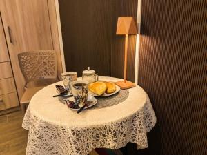 a table with a plate of food on it at Loft de 2 Camas in Callampaya