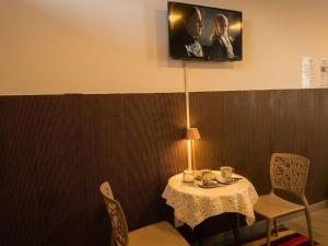 a table and chairs with a table and a picture on the wall at Loft de 2 Camas in Callampaya