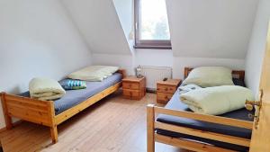 a bedroom with two beds and a window at E&B Monteurzimmer in Ganderkesee