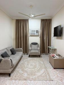ein Wohnzimmer mit Sofa und Sessel in der Unterkunft أجاويد لشقق المفروشة 1 Ajaweed Residence in Salalah