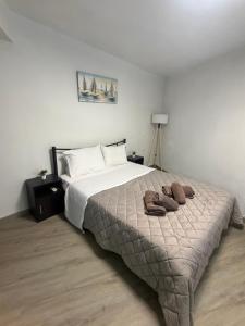 ein Schlafzimmer mit einem Bett, auf dem zwei Handtücher liegen in der Unterkunft hidden modern studio in Vathý