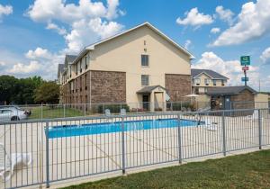 a swimming pool in front of a building at Quality Inn Texarkana Arkansas in Texarkana