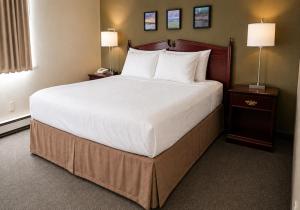 a bedroom with a large bed in a hotel room at Heritage Inn Hotel & Convention Centre - Cranbrook in Cranbrook +15 photos