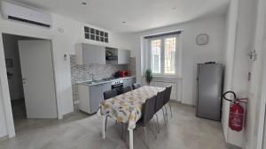 a kitchen with a table and chairs in a room at Dimora Clorinda in Passo Corese +8 photos
