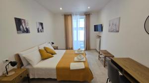 a bedroom with a bed and a table in it at Dimora Clorinda in Passo Corese