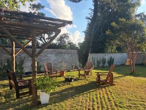 a group of benches sitting in a yard at Casinha Rústica in Indaiatuba