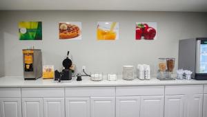 a kitchen with a counter top with a counter top at Quality Inn Texarkana Arkansas in Texarkana