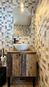 un bagno con lavandino bianco e specchio di Casa IRI - plaja Corbu a Corbu Altre 44 foto