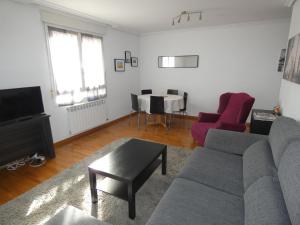 a living room with a couch and a table at Vivienda Briviesca La Vega in Briviesca