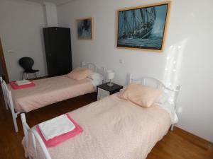 a room with two beds and a painting on the wall at Vivienda Briviesca La Vega in Briviesca