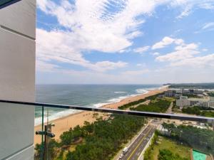 a view of the beach from the top of a building at 플럼바고올스위트1809 in Sangun-ni