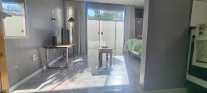 a room with a bedroom with a bed and a window at Cantinho das Orquídeas! in Pelotas