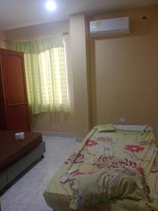a bedroom with a bed and a window at Apartamento centro oriente in Coveñas