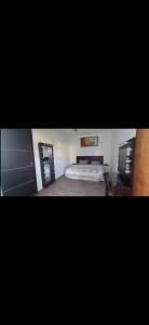 een slaapkamer met een bed en een spiegel in een kamer bij Bambú in Chiconcuac