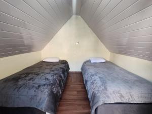 two beds in a small room with a roof at Ebenezer Salkantay Huts in Colcapampa