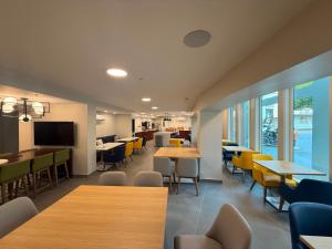 a dining room with tables and chairs and a cafeteria at Comfort Inn & Suites in Penticton
